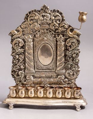 חנוכיית כסף ישראלית. חנוכיית גב ישראלית מכסף. מעוצבת בסגנון אירופאי ומעוטרת בציפורים ומוטיבים 