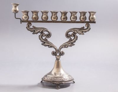 חנוכיית כסף ישראלית, קפריא. חנוכייה ישראלית מכסף סטרלינג תוצרת קפריא. מעוטרת במוטיבים צמחיים. 