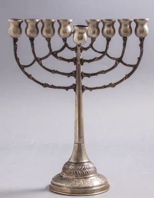 חנוכיית כסף ישראלית, E. Zada. חנוכיית כסף ישראלית בסגנון מודרני בעיצוב E. Zada. מעוטרת בעבודת 