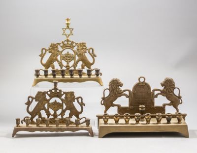 חנוכיות אמריקאיות, סגנון פולני. מקבץ 3 חנוכיות אמריקאיות בסגנון פולני. גב החנוכיות מעוטר בעבודת 