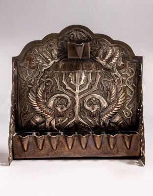 חנוכיית פליז, עבודת דמשק. חנוכיית פליז משובצת כסף וזהב בטכניקת דמשק. גב מעוטר במנורה, חיות 