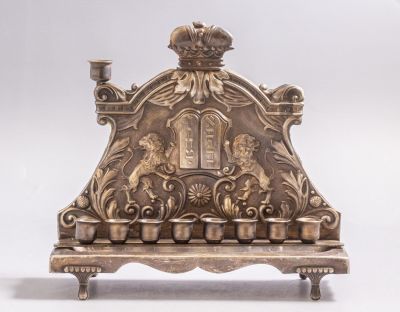 חנוכייה אוסטרית, המאה ה-19. חנוכייה אוסטרית מפליז מצופה כסף, המאה ה-19. מעוטרת בעבודת בלט של 