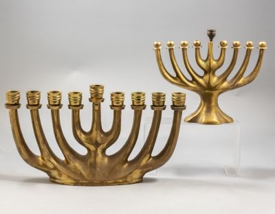 חנוכיות ברונזה אמריקאיות. לוט 2 חנוכיות ברונזה אמריקאיות. באחת החנוכיות בזיך אחד אינו מקורי. 