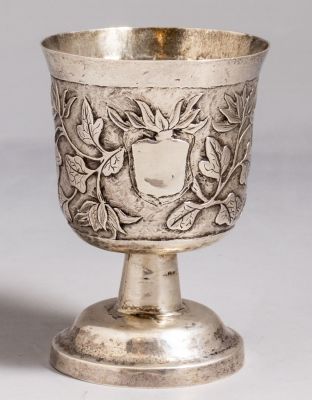 כוס קידוש מכסף, יהדות הודו. כוס קידוש מכסף, קולקטה (הודו), 1900 בקירוב. מעוטרת במוטיבים צמחיים. 