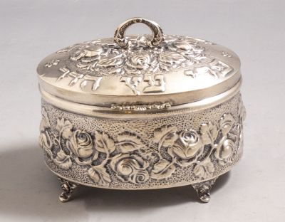 קופסת כסף לאתרוג, הצורפים. קופסת כסף סטרלינג לאתרוג תוצרת הצורפים. מעוטרת בעבודת בלט עם מוטיבים 