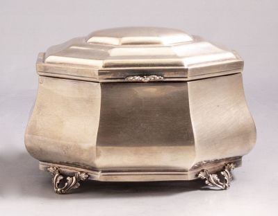 קופסת כסף לאתרוג, הצורפים. קופסת כסף סטרלינג לאתרוג תוצרת הצורפים. הזהבה בחלק הפנימי. ניצבת על 4 