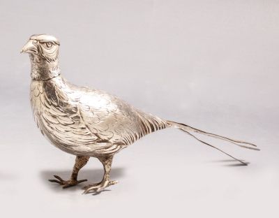 הדס כסף לבשמים בצורת פסיון. הדס כסף סטרלינג גרמני לבשמים, 1900 בקירוב. מעוצב בצורת פסיון. אורך: 