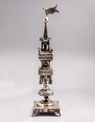 מגדל בשמים רוסי מכסף 84. מעוטר בפעמונים, מוטיבים צמחיים בעבודת בלט וחריטה ובפיגורות עיטים 