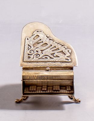 הדס כסף לבשמים בצורת פסנתר. הדס כסף סטרלינג לבשמים בצורת פסנתר כנף. מעוטר בעבודת בלט, חריטות 