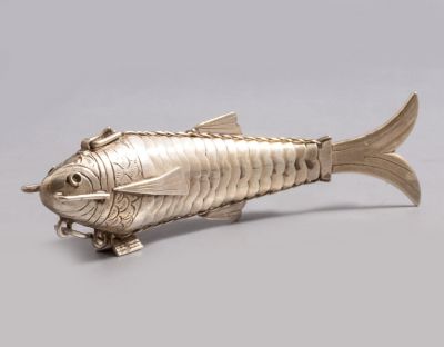 הדס כסף לבשמים בצורת דג. אורך: 17 ס"מ. משקל: 141 גרם. חתום.