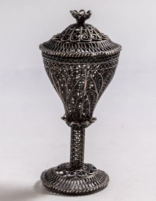 מגדל בשמים רוסי מכסף 88, 1900 בקירוב. מעוטר בעבודת פיליגרן. גובה: 11 ס"מ. משקל: 66 גרם. חתום. 