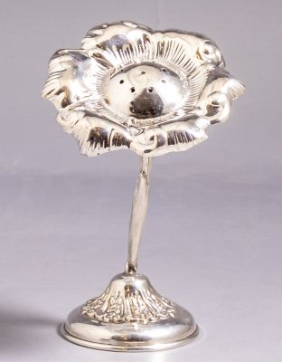 הדס כסף לבשמים. הדס כסף סטרלינג לבשמים תוצרת הצורפים. מעוצב בצורת פרח. גובה: 14.5 ס"מ. משקל: 73 