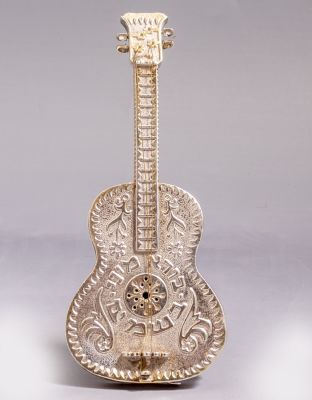 הדס כסף לבשמים. הדס כסף סטרלינג לבשמים. מעוצב בצורת גיטרה עם סטנד, מעוטר בעבודת בלט וכיתוב "בורא 