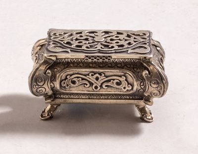 קופסה לבשמים מכסף. קופסת בשמים ישראלית מכסף תוצרת נטפים. מעוטרת בעבודת חסר ובלט עם מוטיבים 