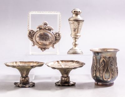 פריטי כסף כולל יודאיקה . מקבץ 5 פריטי כסף, כולל: מגדל בשמים מעוטר במגן דוד ובכיתוב: "בורא מיני 