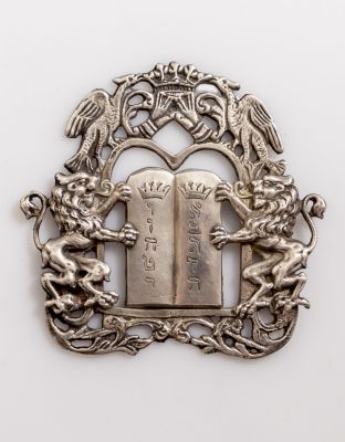 עיטור כסף יהודי, ייתכן שנועד כטס מיניאטורי לספר תורה, מעוטר בפיגורות אריות, גריפונים, ספר תורה 