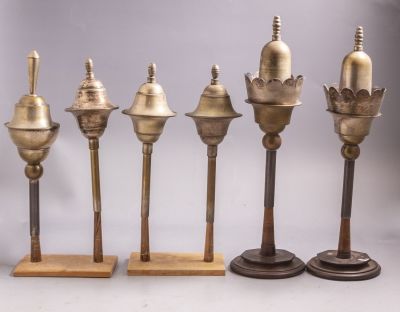 רימונים לספר תורה. מקבץ 6 רימונים לספר תורה מפליז חרוט, גזור ומוכסף, ישראל, אמצע המאה ה-20 