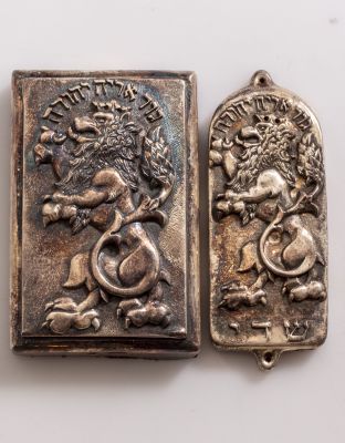 פריטי כסף, הנריק וינוגרד. לוט שני פריטי כסף בעיצוב הנריק וינוגרד, כולל בית מזוזה ומשקולת נייר. 