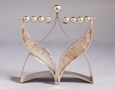 חנוכיית כסף בעיצוב מודרני. חנוכייה מכסף סטרלינג בעיצוב מודרני. מעוצבת בצורת מגן דוד. גובה: 15 