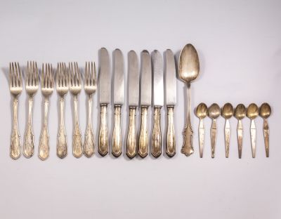 חלקי סכו"ם מכסף. לוט חלקי סכום מכסף 800. בנוסף סכינים עם ידות מכסף. משקל (לא כולל הסכינים): 452 