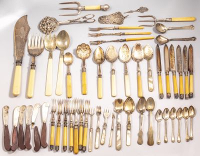 חלקי סכו"ם מכסף, גילוף וציפוי כסף. לוט חלקי סכו"ם כולל סכו"ם מכסף, וממתכת מצופה כסף. משולבות 