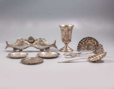 כלי כסף. מקבץ כלי כסף שונים, כולל מלחייה מעוצבת בדמות דגים, חבק מפיות, קומפקט ועוד. אורך/קוטר: 