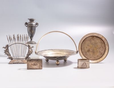 פריטי כסף. מקבץ פריטי כסף שונים, בעיקר לטביה, כולל: חבק מפיות, קערה, מתקן וייטנאמי לקיסמים ועוד. 