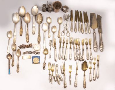 פריטי כסף שונים. מקבץ חלקי סכו"ם ופריטים נוספים מכסף, בעיקר גרמניה. כולל: כוס, חבקי מפיות 