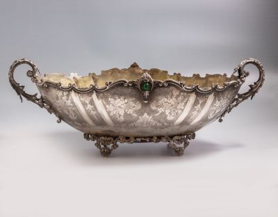 סנטר פיס כסף איטלקי. סנטר פיס / ז'רדינייר מכסף 800 איטלקי. מעוטר בעבודת חריטה עם מוטיבים צמחיים 