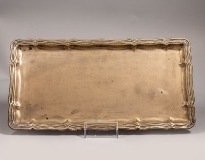 מגש כסף הונגרי, 1940 בקירוב. מידות: 18X35 ס"מ. משקל: 433 גרם. חתום.