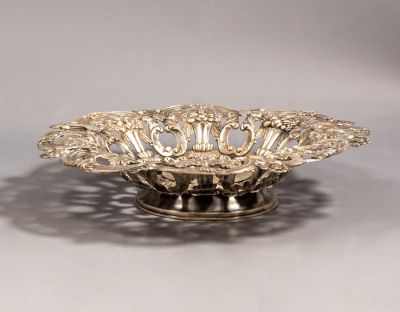 קערת כסף גרמנית, נירנברג, המאה ה-18. מעוטרת בעבודת חסר ובלט עם מוטיבים צמחיים. קוטר: 23.5 ס"מ. 