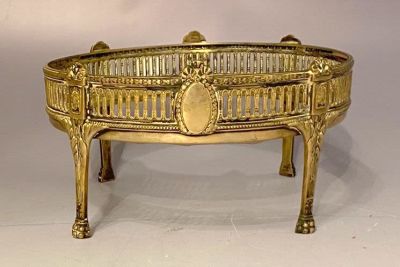 בסיס כסף גרמני, Posen. בסיס כסף גרמני לקערה תוצרת Posen. מעוטר בעבודת חסר ובלט עם מוטיבים 