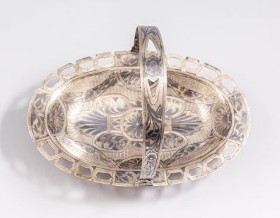 קערת כסף וניילו. קערת כסף 84, ככל הנראה פרסית או עיראקית, מעוטרת בעבודת חסר עם מוטיבים 