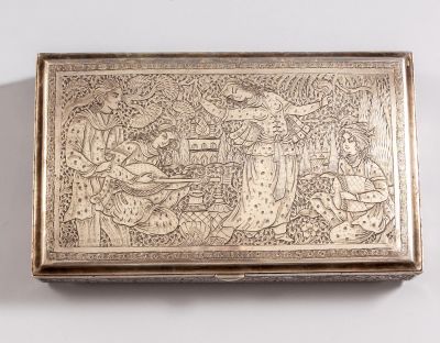 קופסת כסף פרסית מעוטרת בעבודת חריטה עם דמויות. ניצבת על 4 רגליים ומשולבת מראה פנימית. נושאת 