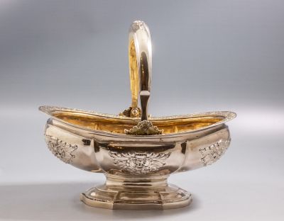 קערת כסף רוסית. קערת כסף 84 רוסית תוצרת Carl Heine, סנט פטרסבורג, 1833. מעוטרת בתבליטים עם 