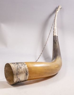 קרן שתייה מחופה כסף וניילו. קרן לשתייה, עם חלקים מכסף מעוטרים במוטיבים צמחיים בעבודת ניילו. 