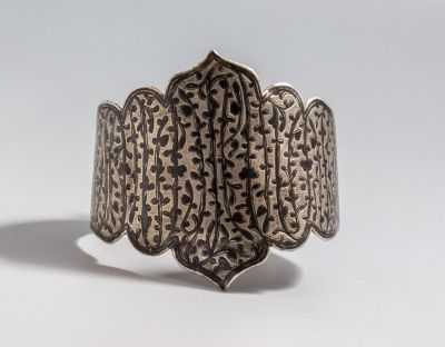 פריט כסף רוסי. פריט כסף 84 רוסי. בעל ידית, מעוטר בעבודת ניילו עם מוטיבים צמחיים. ייתכן ושימש 