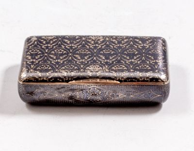קופסת כסף וניילו רוסית, 1836. קופסת טבק רוסית מכסף 84, 1836. מעוטרת בעבודת ניילו עם מוטיבים 