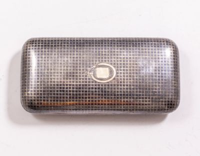 קופסת כסף וניילו רוסית, 1866. קופסת טבק רוסית מכסף 84, 1866. מעוטרת בעבודת ניילו עם מוטיבים 