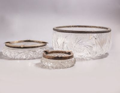 פרטי קריסטל וכסף. לוט פריטי קריסטל מעוטרים בכסף בחלקם העליון, תוצרת לטביה. כולל: קערה גדולה 