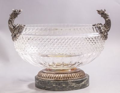 סנטר פיס קריסטל וכסף. סנטר פיס איכותי מקריסטל, ספרד. מעוטר בבסיס ובידיות כסף בדמות נשרים. ניצב 