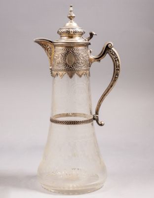 דקנטר קריסטל וכסף, 1900 בקירוב. מעוטר בעבודת בלט וחריטה עם מוטיבים צמחיים. גובה: 32 ס"מ. חתום.