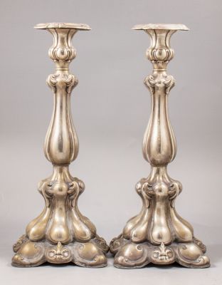 פמוטי כסף גרמנים. זוג פמוטי כסף גרמנים, 1900 בקירוב. מעוטרים עבודת בלט עם מוטיבים צמחיים. גובה: 