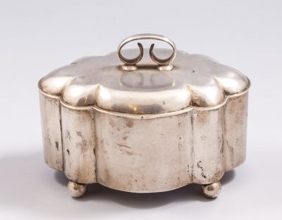 קופסת כסף לאתרוג/תכשיטים. קופסת כסף 800 לאתרוג/תכשיטים, ככל הנראה גרמנית. ניצבת על 4 רגלים. 