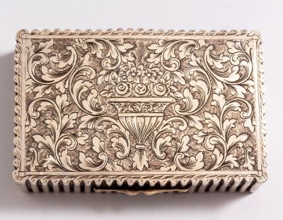 קופסת כסף אירופאית. קופסת כסף, ככל הנראה אירופאית, מעוטרת בעבודת בלט וחריטה עם מוטיבים צמחיים. 