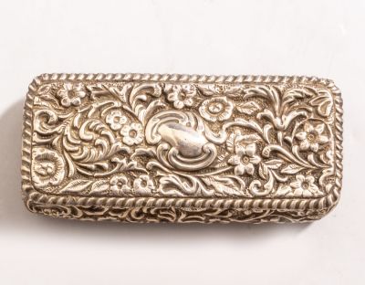 קופסת כסף אנגלית. קופסת טבק אנגלית מכסף, בירמינגהם, 1900. מעוטרת בעבודת בלט עם פרחים. מידות: 