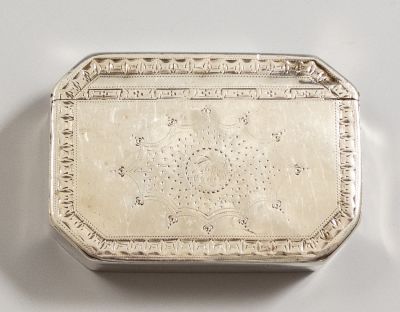 קופסת כסף אנגלית, 1795. קופסת כסף אנגלית לטבק, בירמינגהם, 1795. מעוטרת בעבודת חריטה. מידות: 