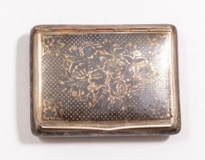 קופסת כסף וניילו. קופסת סיגריות מכסף, מעוטרת בניילו עם מוטיביים גאומטריים וצמחיים. מידות: 