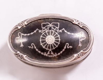 קופסת טבק מכסף ושריון צב. קופסת כסף אנגלית לטבק תוצרת Henry Matthews, צ'סטר, 1913. מעוטרת בשריון 