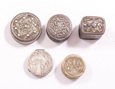 קופסאות כסף. מקבץ 5 קופסאות כסף, מקורות שונים, כולל קומפקט פולני, 2 קופסאות הולנדיות ו-2 מאסיה. 